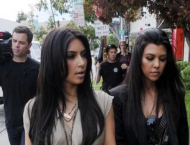 Τσακώνονται δημόσια οι αδερφές Καρντάσιαν (βίντεο)